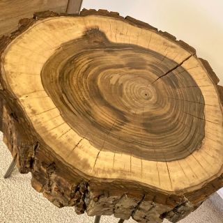 Ořechový stolek s krásnou kresbou. 40 cm průměr, výška 50 cm. Olej a broušeno do hladka. Stabilní a suché. #stolek #stul...