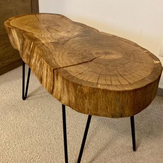 Konferenční stolek Dub se dvěma jádry. Krásných 81x35 cm a výškou 39cm (lze upravit vyššími nohami). Ošetřeno bezbarvým...