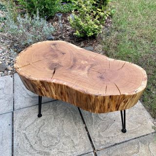 Konferenční stolek Dub se dvěma jádry na třech nohách. Krásných 71x40 cm s výškou 42 cm (lze upravit vyššími nohami)....