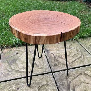 Dubový stolek o průměru 40 cm. Těším se na další, mám ze stejného kmene ještě 5 kusů, některé i pěkně puklé, některé plné...